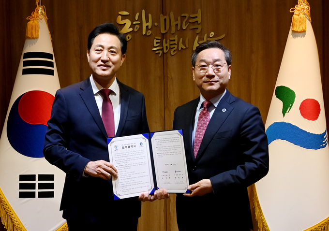 유정복 인천시장과 오세훈 서울시장이 17일 오전 서울시청에서 열린 인천시-서울시 교통현안 해결을 위한 업무협약 체결식에서 협약을 체결한 뒤 기념촬영을 하고 있다. ( 사진 = 인천시 제공 )