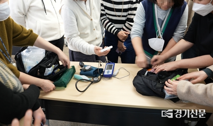 재택의료 교육 참석자들이 재택 방문 시 왕진가방 챙기는 방법을 실습하고 있다. (사진=분당서울대병원 제공)