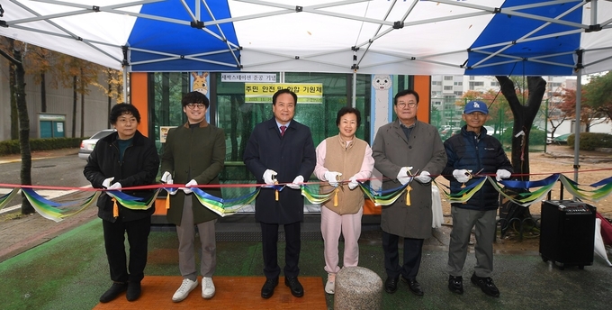 오산시가 새싹스테이션 5호를 설치 완료후 이권재 시장이 컷팅식을 진행하고 있다. (사진=오산시 제공)