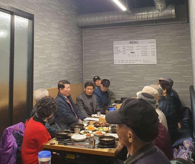 백경현 구리시장이 지난 16일 관내 한 식당에서 교문2동 13개소 경로당 회장들과 함께 간담회를 하고 있다. (사진=구리시 제공)