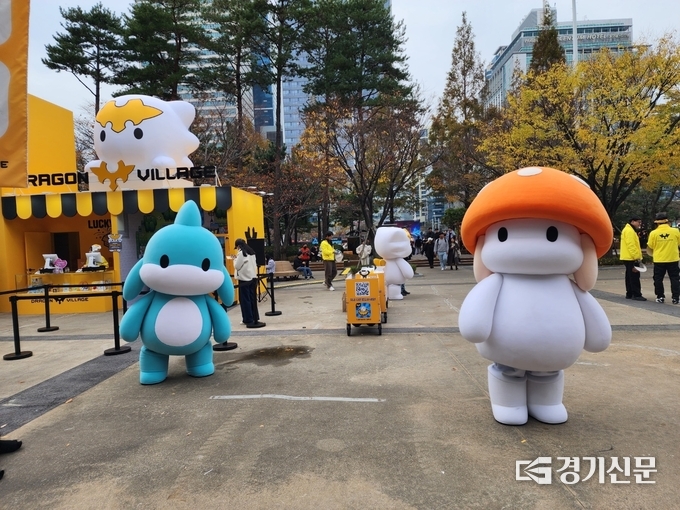 지스타 야외무대에서 '드래곤 빌리지'의 마스코트들이 관람객을 맞이하고 있다.(사진=이효정 기자)