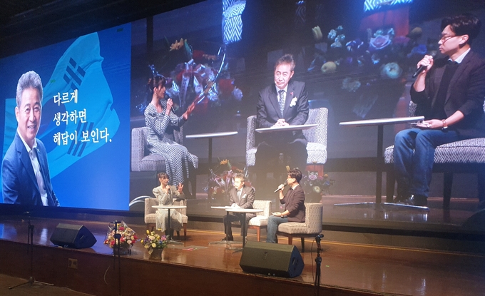 18일 오후 화성 신텍스에서 열린 북콘서트에서 성열학 회장이 저서 ‘제대로 성열學’을 소개하고 있다. (사진=나규항 기자)