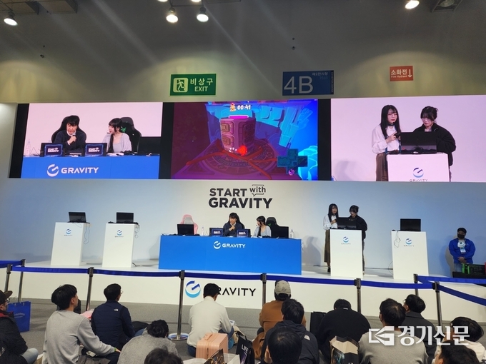 그래비티 부스에서 관람객 2명이 무대 위로 올라와 함께 게임을 즐기고 있다. (사진=이효정 기자)