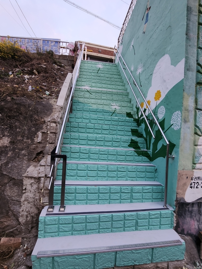 인천 남동구 만수3동 988-8 도로 유휴부지 경사면 구간 계단 정비‧보수 후 모습. ( 사진 = 남동구 제공 ) 