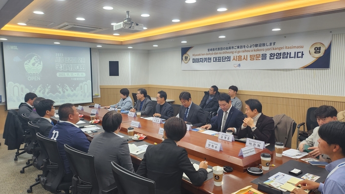 시흥시는 일본 미야자키현 대표단이 지난 17일 ‘2023 WSL 시흥 코리아오픈 국제서핑대회’ 참관을 위해 시흥 웨이브파크를 방문했다. (사진=시흥시 제공)