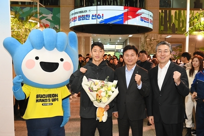  조용익 부천시장이 황희찬 선수, 권세광 부천희망재단 이사장과 17일 시청 1층 로비에서 기념사진 촬영을 하고 있다 (사진=부천시 제공)<br>
