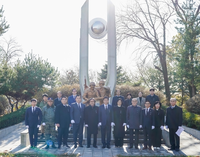 광주시는 제84회 순국선열의 날을 기념해 경안근린공원 내 현충탑에서 ‘순국선열 및 호국영령 합동 추모식’을 개최했다. (사진=광주시 제공)