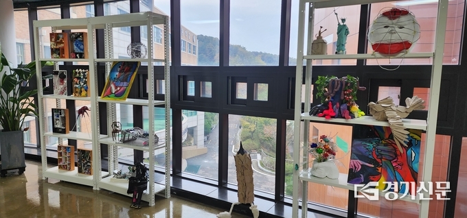 경기학교예술창작소 전시장에 전시된 학생들의 작품. (사진=박진석 기자)