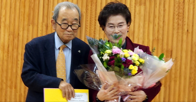 신현득 원로 아동문학가와 방정환문학상 수상자 이재순 작가(오른쪽)