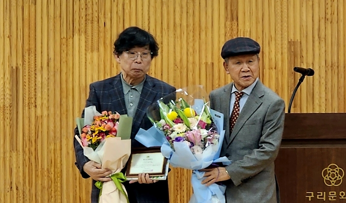 방정환문학상 수상자 류근원 작가(왼쪽)와 조대원 원로작가