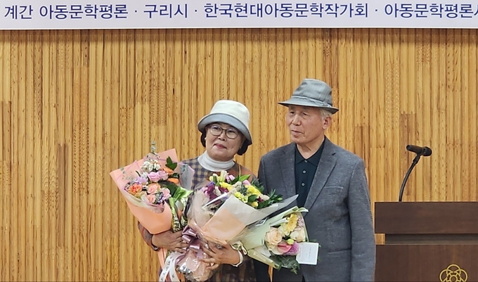이재철아동문학평론상 수상자 노경수 평론가(왼쪽)와 최지훈 작가