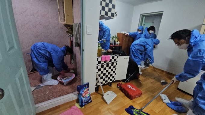 지역사회보장협의체 위원들과 봉사자가 하수구 수리 및 청소를 하고 있다. (사진=김포시 월곶면사무소 제공)
