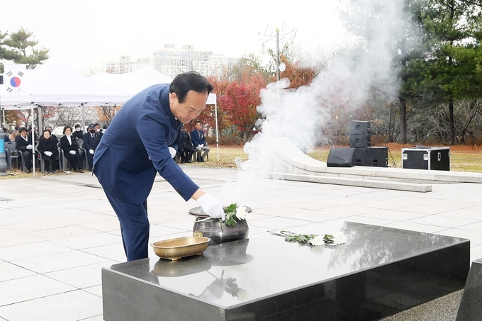 오산시, 제84회 순국선열의 날 기념‘합동위령제’개최(사진=이권재 오산시장이 헌화를 하고 있다. (사진=오산시 제공)