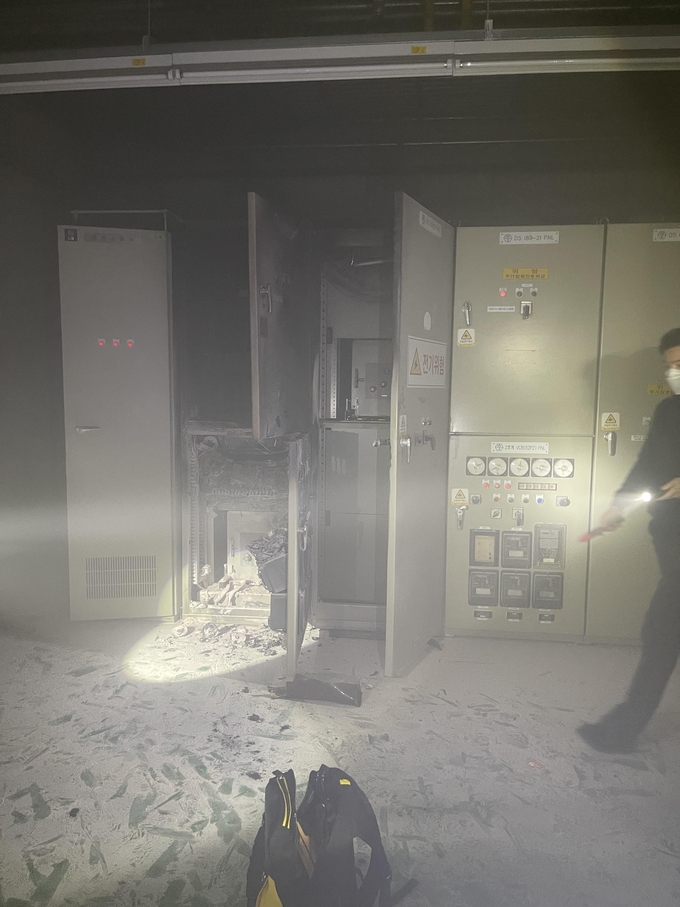 지난 16일 오전 인천 부평역 지하 2층 전기실에서 불이 나 소방당국이 진화에 나섰다. ( 사진 = 인천소방본부 제공 )