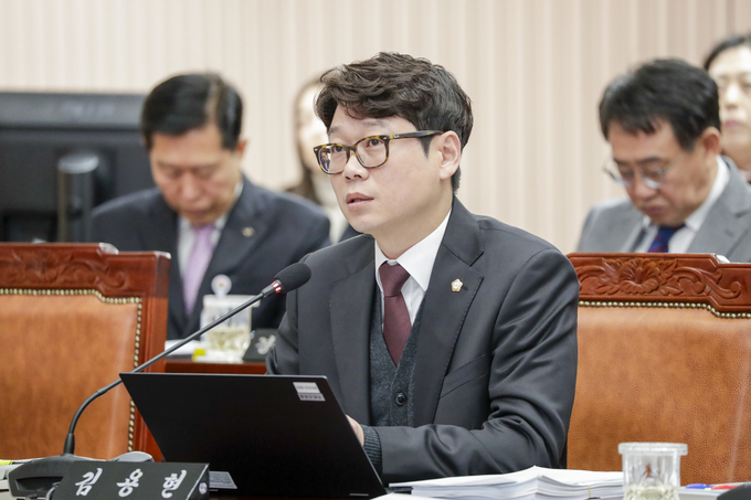 구리시의회 김용현 의원(국민의힘)이 20일 제331회 제2차 정례회에서 시장에 대한 “긴급현안질문”과 관련해 절차없는 의사일정 삽입이라며 따지고 있다. (사진=김용현 의원 제공) 