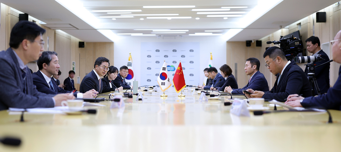 20일 도청 북부청사에서 김동연 경기도지사가 김헌 중국정치협상회의 위원, 랴오닝성 경제무역교류단과 면담하고 있다. (사진=경기도 제공) 