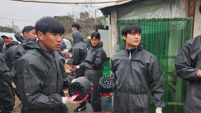 (재)화성FC가 최근 관내 기초수급자 등 저소득층에 사랑의 연탄 4,000장과 봉사자들의 따듯한 마음도 함께 전달됐다. (사진=화성FC 제공)