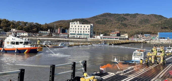 지난 20일 인천 강화도 외포항에서 선박 화재사고 대응 합동훈련이 진행되고 있다. ( 사진 = 인천해양경찰서 제공 )