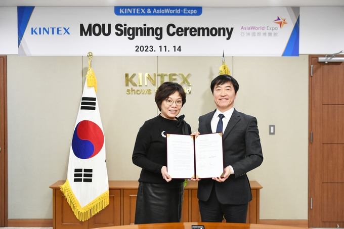 킨텍스 이재율 대표이사(우측)와 홍콩아시아월드엑스포 아이린 챈 사장이 협약서를 들어보이고 있다. (사진=킨텍스 제공)