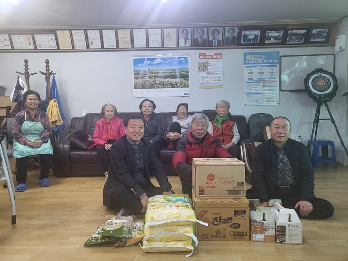 가평읍 행정복지센터가 관내 경로당에 후원성품을 전달했다. (사진=가평읍 행정복지센터 제공)
