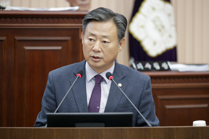 구리시 신동화 의원(더불어민주당)이 20일 백경현 시장을 상대로 한 긴급현안질문을 통해 '구리시의 서울 편입에 따른 실익과 단점'을 따져 묻고 있다.(사진=신동화 의원 제공)