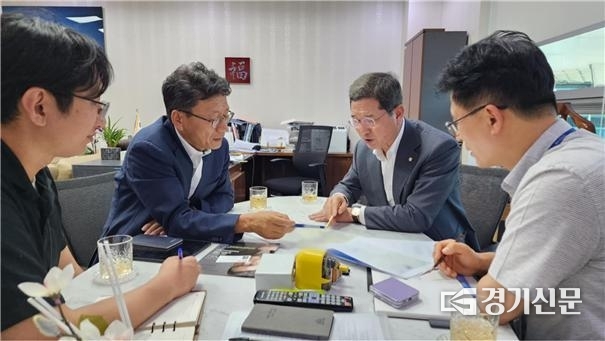 김학용 의원이 이용욱 국토부 도로국장과 안성~화성 민자고속도로 관련 협의 하고 있다. (사진=김학용 의원실 제공)