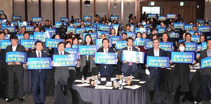 이재준 시장(가운데)과 토론회 참여자들이 손팻말을 들고 있다. (사진=수원시 제공)