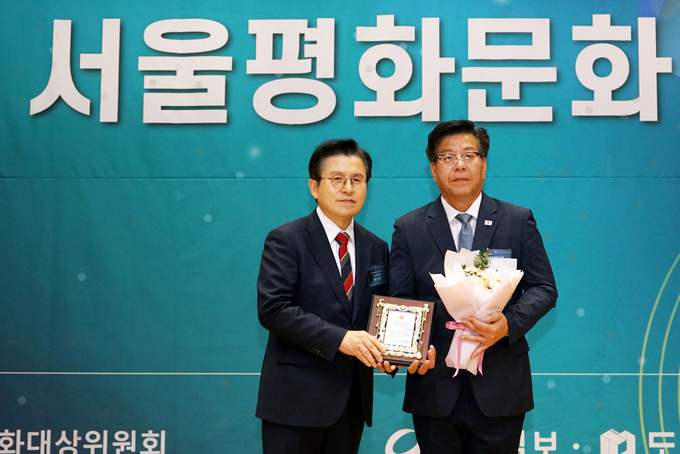 오산시의회 전도현 의원,이 ‘2023 서울평화문화대상’시상식에서 지방자치의정부문‘소통정책 자치의정대상’수상했다. (사진=오산시의회 제공)