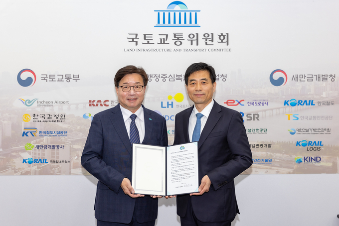 21일 국회에서 염태영 경기도 경제부지사가 김민기(민주·경기용인을) 국회 국토위원회 위원장에게 ‘노후계획도시 특별법 연내 통과 요청’ 서한문을 전달하고 기념촬영을 하고 있다. (사진=경기도 제공)