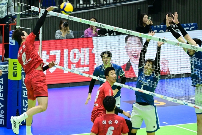 21일 수원체육관에서 열린 프로배구 도드람 2023~2024 V리그 남자부 수원 한국전력과 천안 현대캐피탈의 경기에서 한국전력 임성진이 공격을 시도하고 있다. (사진=KOVO 제공)