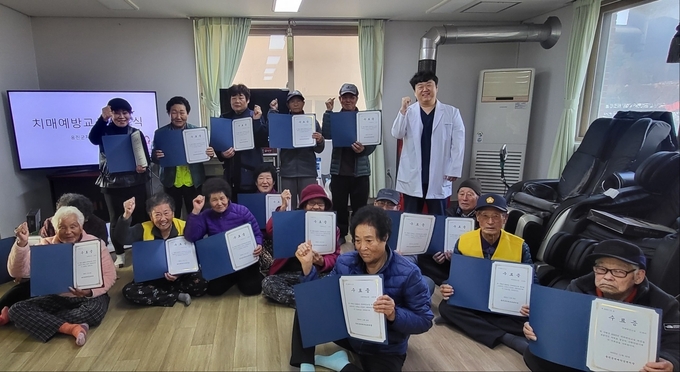 22일 인천 옹진군 대청면 6리 경로당에서 찾아가는 치매예방교실 수료식이 열렸다. ( 사진 = 옹진군 제공 )
