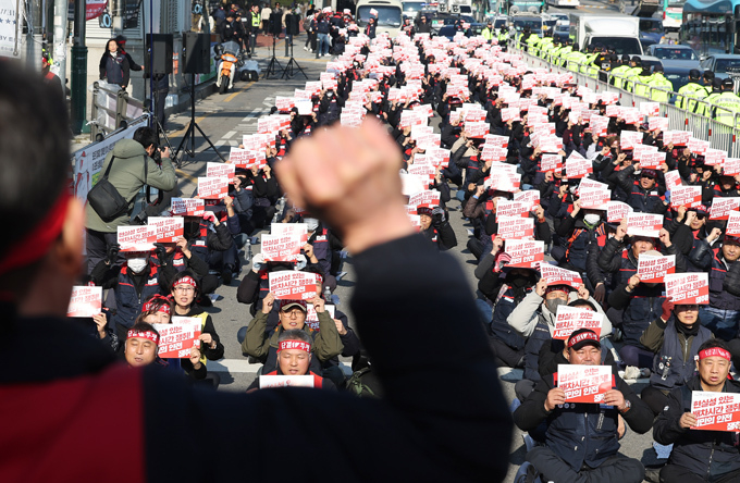 민주노총 공공운수노조 경기지부 경진여객지회가 총파업에 돌입한 22일 오전 경기도 수원시 수원역 앞에서 열린 총파업 결의대회에서 조합원들이 구호를 외치고 있다. (사진=연합뉴스)