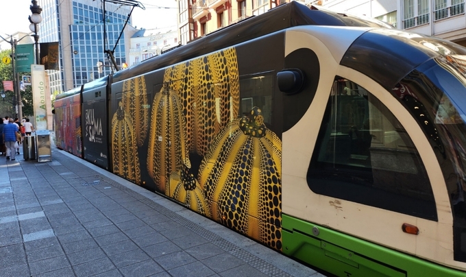 Bilbao Tram. 차체를 덮은 광고 도장이 눈길을 끈다. 안에서는 밖이 보이지만 분명히 편광유리는 아니고 페인트 도장도 아니다. 멋있다. 특수 필름인 것 같은데, 나중에 전문가에게 알아봐야 겠다.