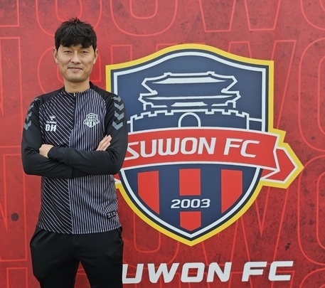 이번 시즌을 끝으로 은퇴 의사를 밝힌 프로축구 K리그1 수원FC 양동현 플레잉코치가 22일 수원종합운동장에서 기념사진을 찍고 있다. (사진=유창현 기자)
