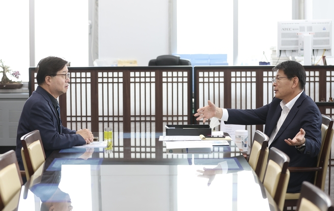 22일 국회 예산결산특별위원장실에서 염태영 경기도 경제부지사(왼쪽)와 서삼석 국회 예산결산특별위원회 위원장이 면담하고 있다. (사진=경기도 제공)