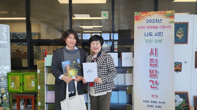 (사)반딧불이가 용인특례시에 자체 출간 도서 239권을 기증하고 있다. (사진=용인시 제공)