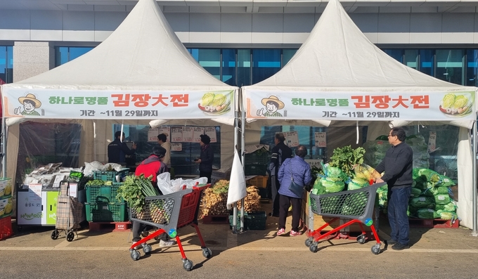 22일 ‘하나로 명품김장大전’ 행사의 현장 모습이다. (사진=수원축산농협 제공)