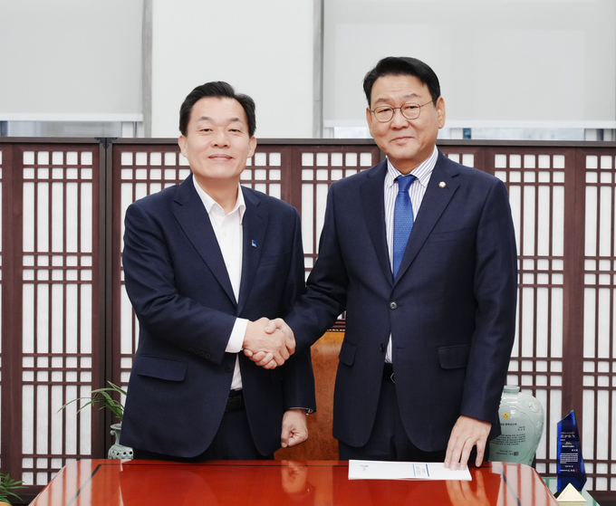  이재준 수원시장이 김교흥 국회 행정안전위원회 위원장과 기념 사진을 촬영하고 있다. (사진=수원시 제공)