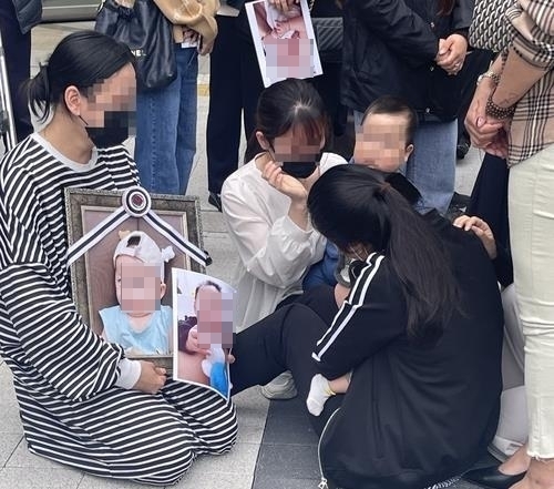  어린이집에서 숨진 생후 9개월 영아의 부모와 지인들. (사진=연합뉴스 제공)