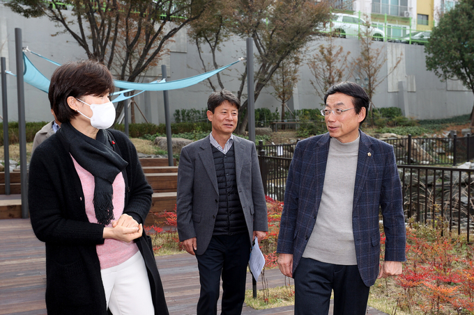 '2023년도 학교숲 우수사업지'를 둘러보고 있는 허식 인천시의회 의장(오른쪽). ( 사진 = 인천시의회 제공 )