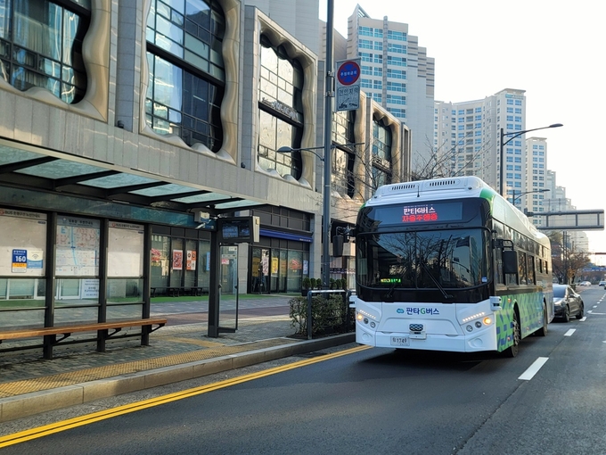 지난 21일 자율주행기술을 탑재한 국내 최초 대중교통 서비스 ‘판타G버스’가 운행 개시 4달 만에 탑승객 1만 명을 돌파했다. 사진은 자율주행 중인 판타G버스. (사진=경기도 제공)