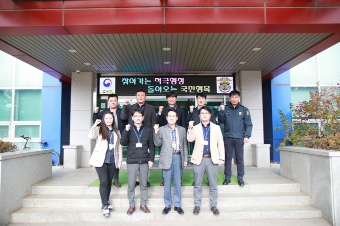 지난 22일 법무보호복지공단 경기남부지부 가족지원위원회 위원들이 화성직업훈련교도소를 참관하고 기념촬영을 하고 있다. (사진=화성직업훈련교도소 제공)
