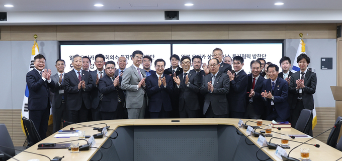 23일 경기도청에서 김동연 경기도지사와 오사카상공회의소 투자협력 방한단이 기념촬영을 하고 있다. (사진=경기도 제공)