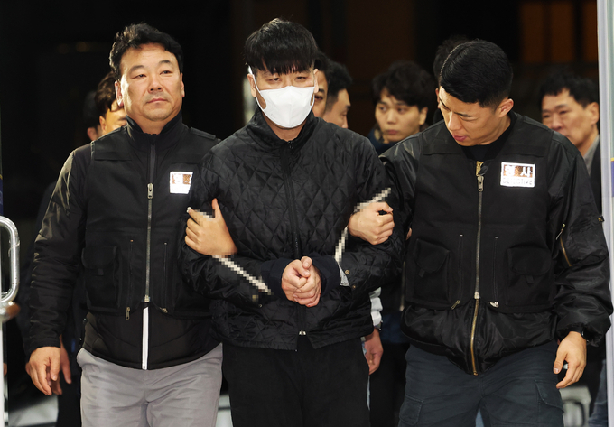  지난 6일 김길수가 도주 70시간 만에 검거돼 안양동안경찰서로 압송되는 모습. (사진=연합뉴스 제공)