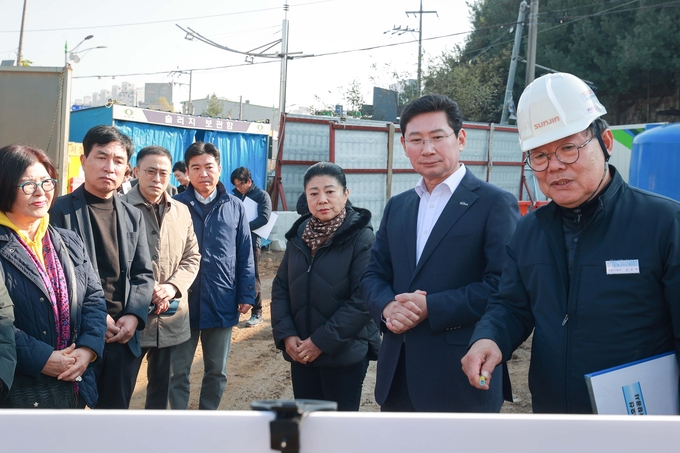 이상일 용인특례시장이 지난 22일 ‘지방도 315호선 지하차도’ 공사 재개 현장을 찾아 진행 상황을 살피고 있다. (사진=용인시 제공)