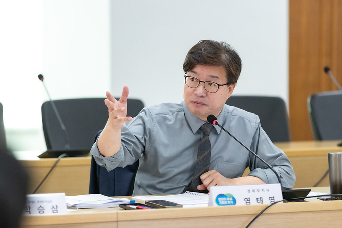 23일 도청서 열린 실국장 투자전략회의에서 염태영 경기도 경제부지사가 발언하고 있다. (사진=경기도 제공)