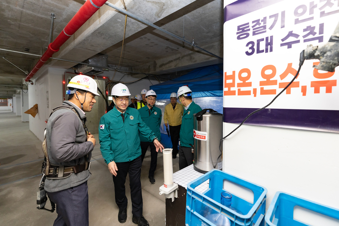 23일 오병권 경기도 행정1부지사가 안산시 일대 건설현장을 점검하고 있다. (사진=경기도 제공) 