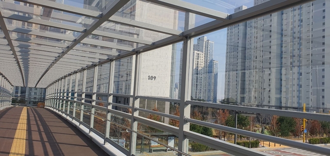 오산시가 삼미초등학교 앞 육교 캐노피를 설치해 어린이 등하굣길 안전을 확보했다. (사진=오산시 제공)