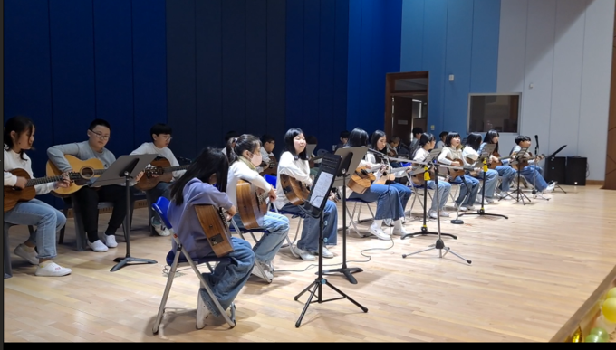 오산 세마초등학교에서 펼쳐진 2023‘꿈으로 그리는 세마 놀래올래’ (사진=통기타 공연 모습/세마초 제공)