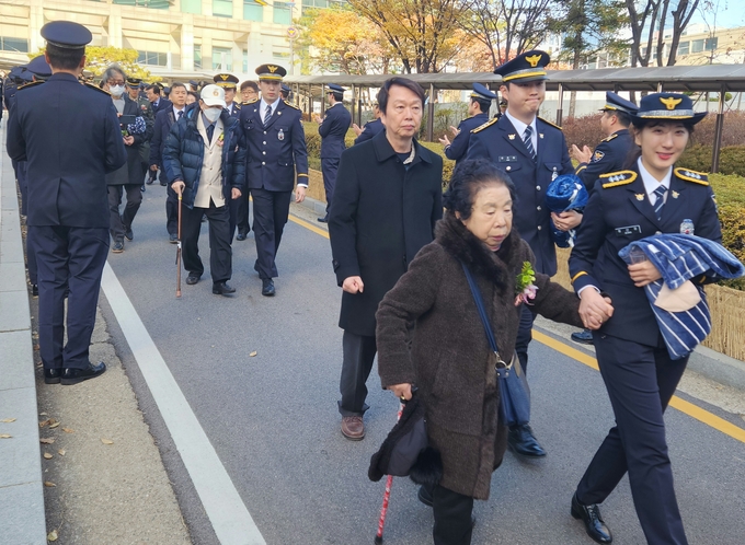 24일 오후 경찰 출신 6·25참전유공자들이 현직 인천경찰들의 박수를 받으며 제막식 장소로 이동하고 있다. ( 사진 = 박지현 기자 )